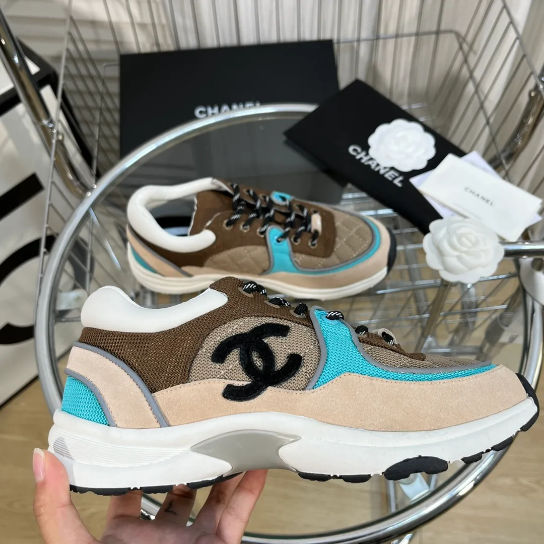 👟👟Ex-factory price 560👟👟 Chanel Chanel - 2022 counter top casual sports shoes This classic design; the upper is electro-embroidered with a variety of techniques; the outsole is fashionable and sporty; it is unusual to incorporate a variety of color matching elements... The diversified mix and match is very good-looking and versatile, casual, fashionable, sports and outdoor can be taken into account... ꫛꫀꪝ Go➫ Material: ❶Upper is made of: Original imported high mercerized smooth cow suede + electric embroidery technology + imported breathable mesh ❷Inner use: original imported breathable mesh ❸Outsole based on: original TPU combination outsole Counter boutique packaging complete set for women 35–42 men 38–46